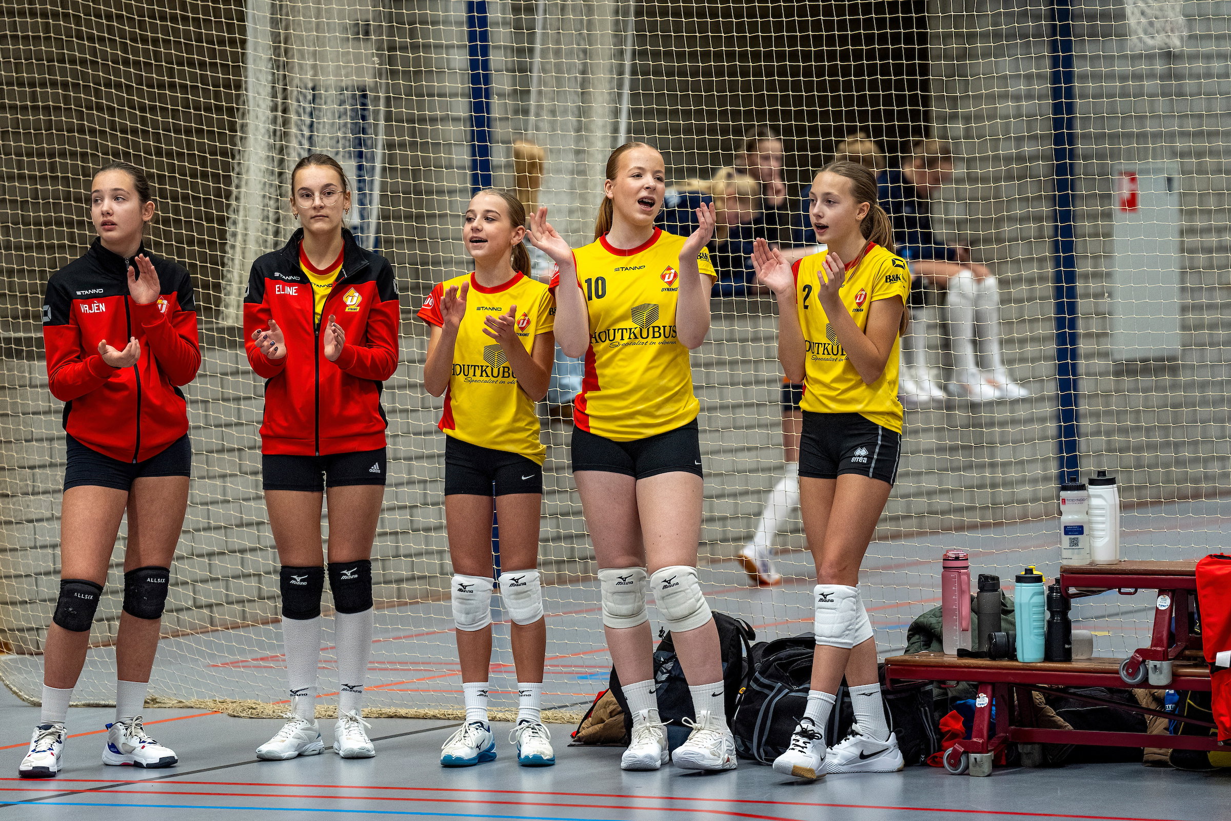 Je leert volleybal niet vanaf de zijlijn