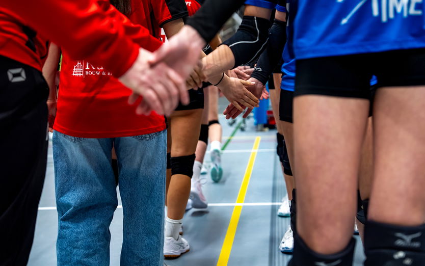 Pesten in het team: hoe ga je er als trainer mee om?