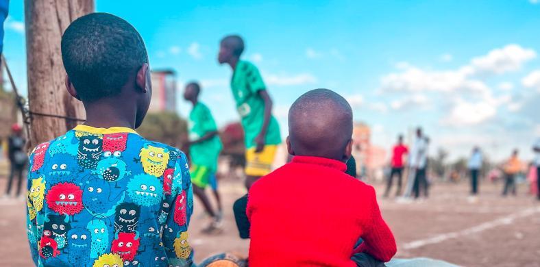 Doneer materiaal aan Let’s Keep The Ball Flying!