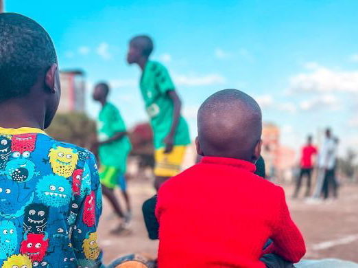 Doneer materiaal aan Let’s Keep The Ball Flying!