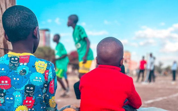 Doneer materiaal aan Let’s Keep The Ball Flying!