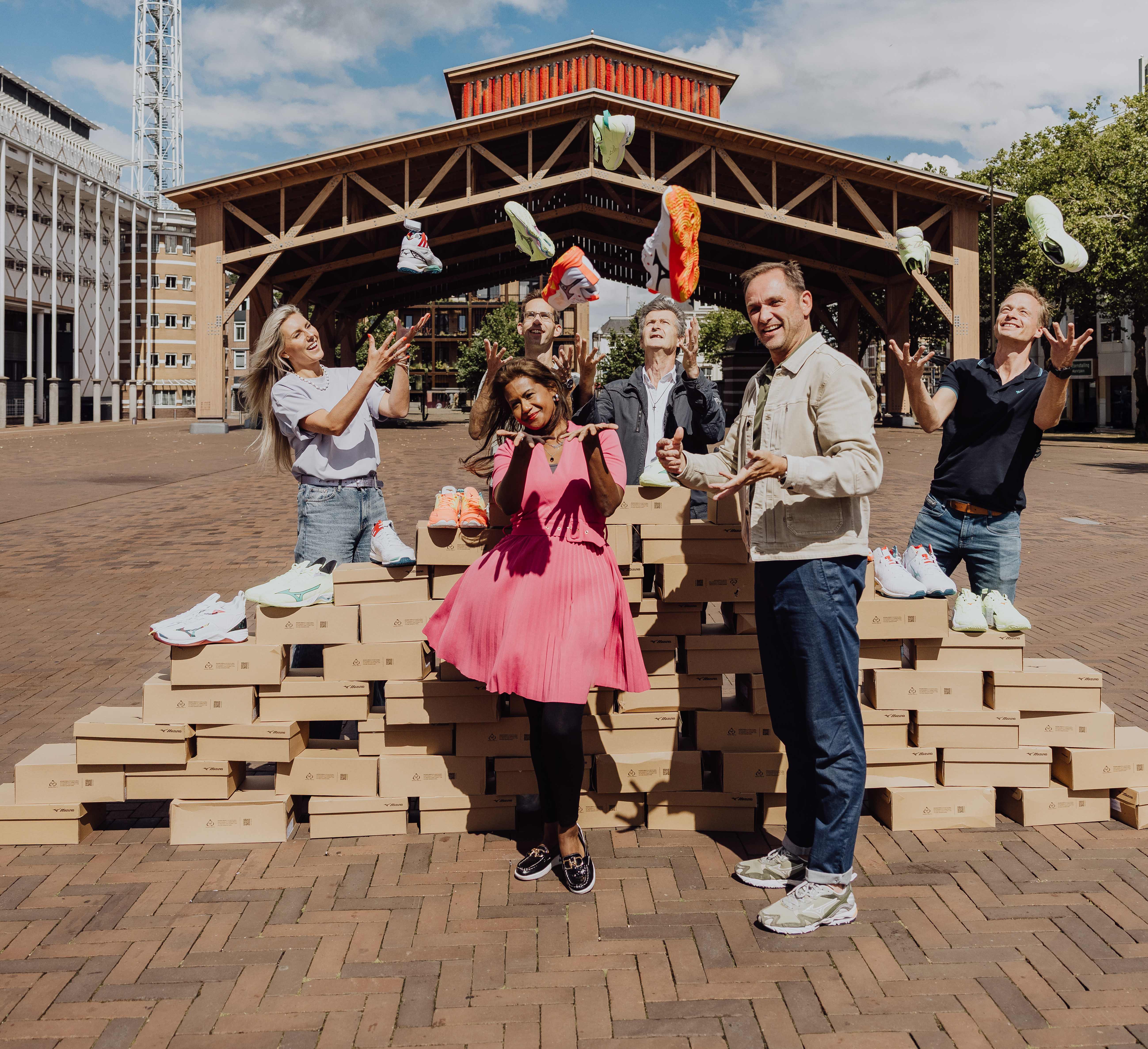 Nevobo-partner Mizuno geeft 80 paar sportschoenen aan Sportspullenbank