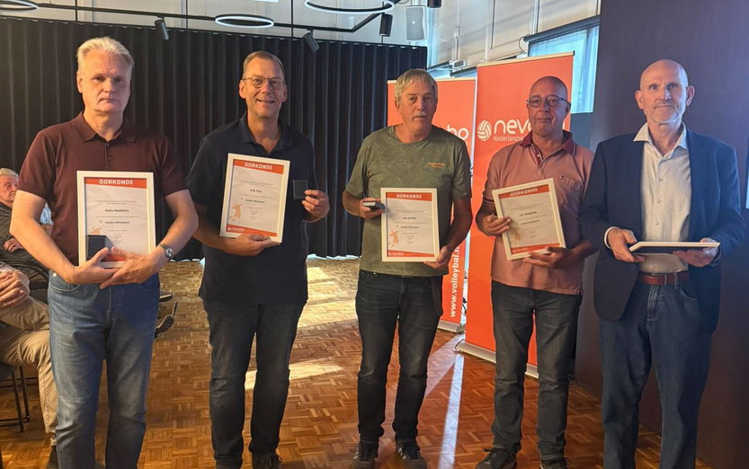 Zilveren en gouden officialspelden uitgereikt tijdens startbijeenkomsten arbitrage