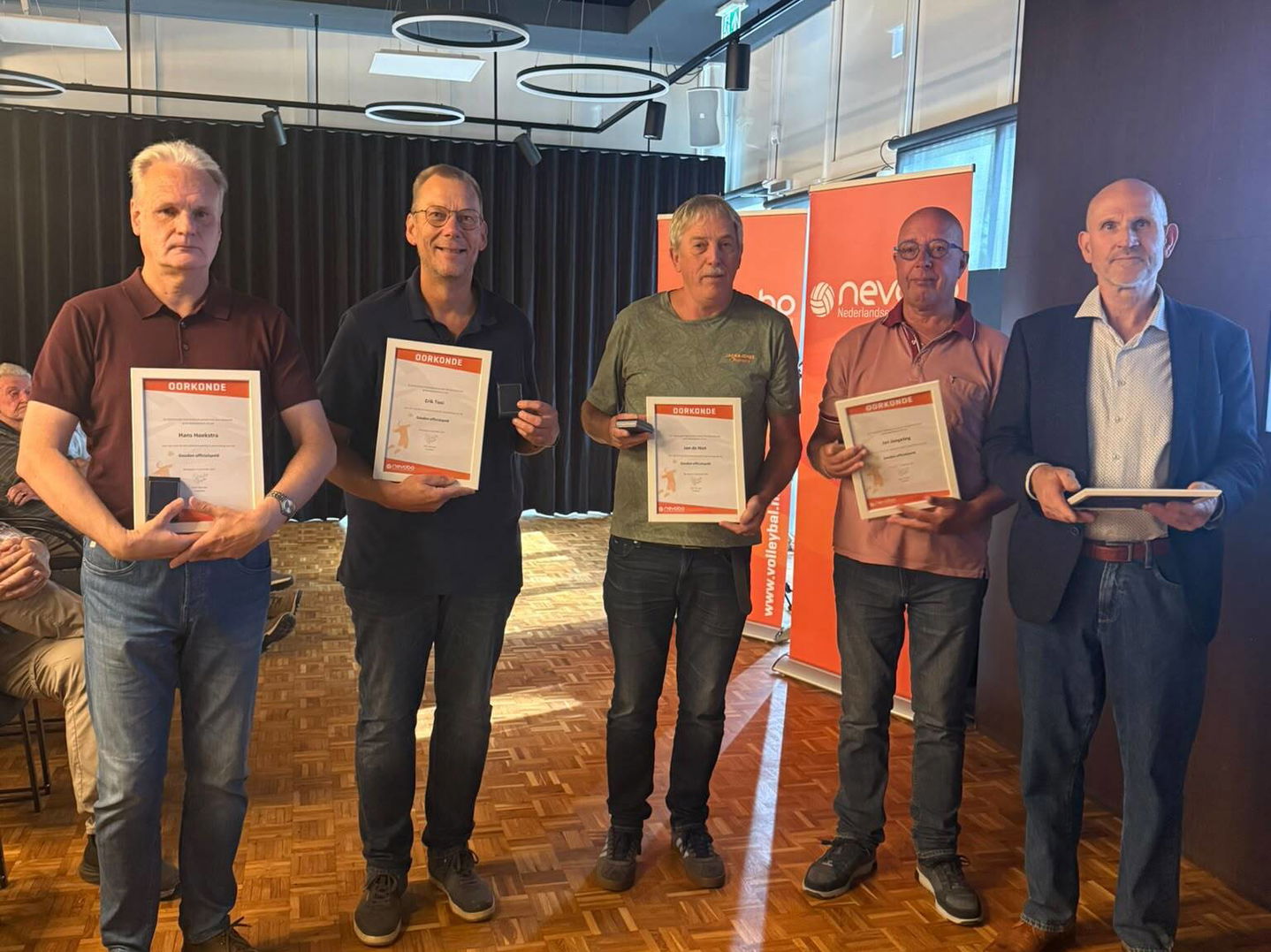 Zilveren en gouden officialspelden uitgereikt tijdens startbijeenkomsten arbitrage
