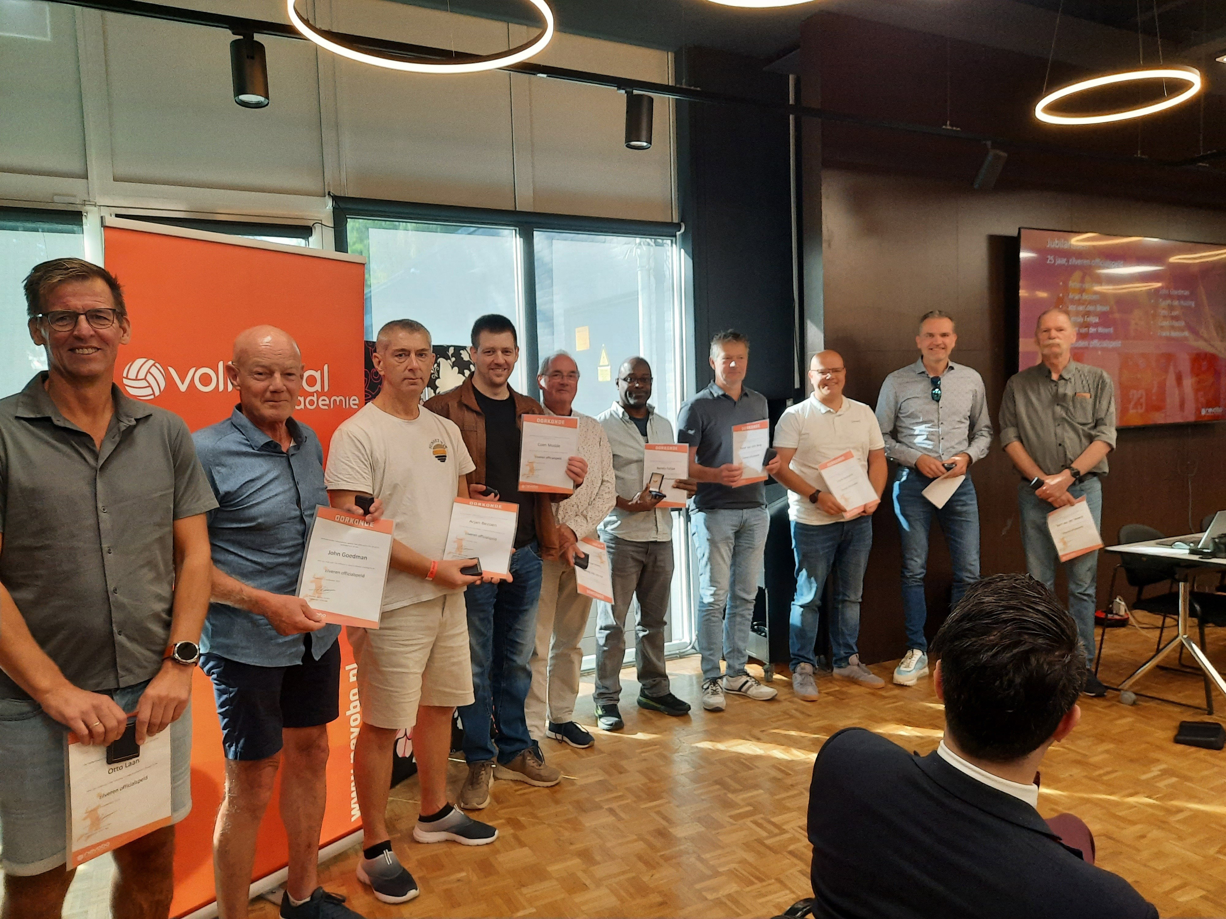 Officialspelden uitgereikt en scheidsrechters van het seizoen benoemd