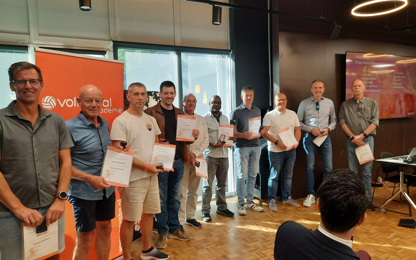 Officialspelden uitgereikt en scheidsrechters van het seizoen benoemd