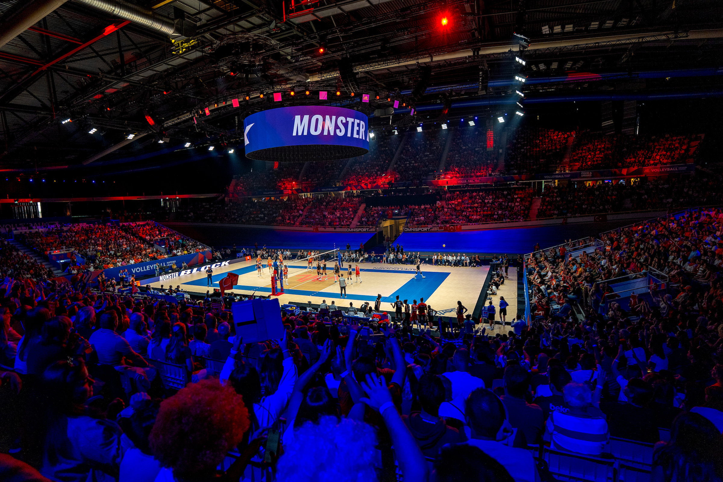 Bijna 40.000 toeschouwers en bezoekersrecord bij Volleyball Nations League in Apeldoorn