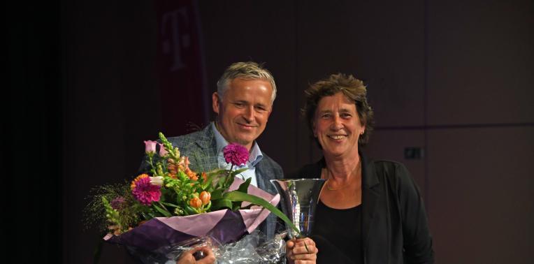 NOC*NSF kent Nevobo De Van Tuyll Beker toe