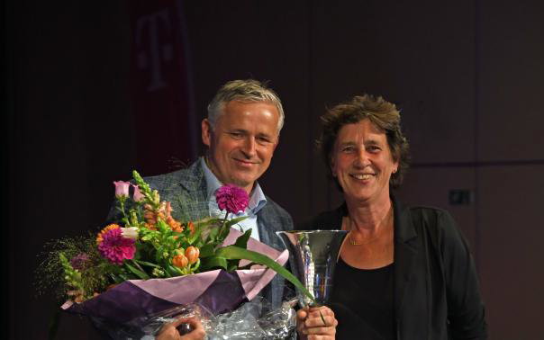 NOC*NSF kent Nevobo De Van Tuyll Beker toe