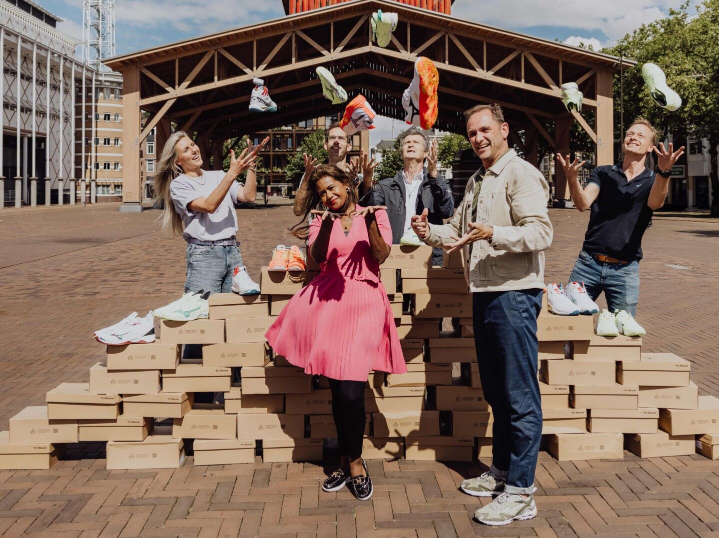 Nevobo-partner Mizuno geeft 80 paar sportschoenen aan Sportspullenbank