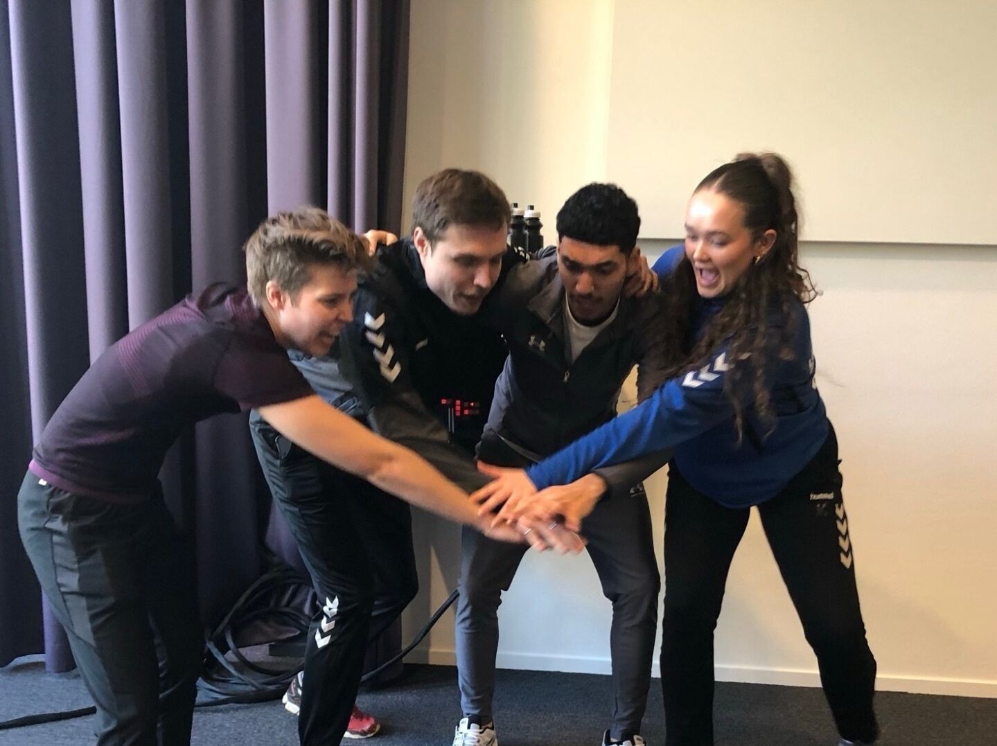 Kom naar de theatervoorstelling ‘Onze Club is van Iedereen’ op het Nationaal Volleybalcongres!