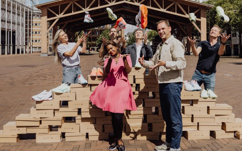 Nevobo-partner Mizuno geeft 80 paar sportschoenen aan Sportspullenbank