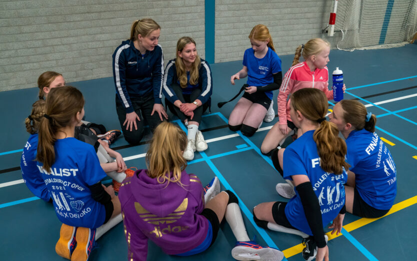 Laat kinderen kennismaken met volleybal door clinics!