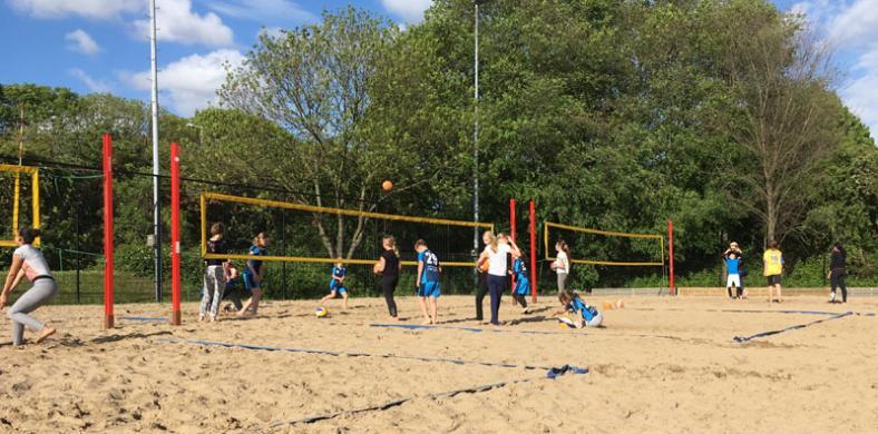 Beachvolleybal prominent op de Rotterdamse kaart